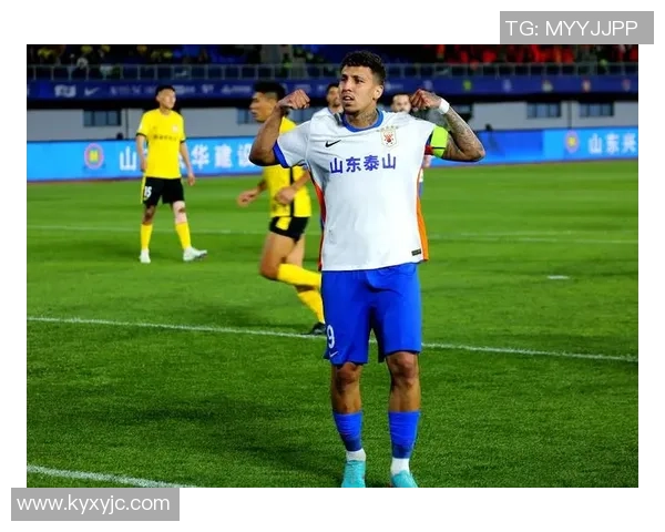 足球后卫英雄守护球门铁壁防线展现绝佳防守技术与无畏精神